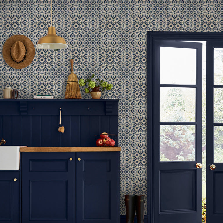 Joules Meadow Geo Floral Wallpaper Navy & Cream – Modern Geometric Floral Wallpaper, Paste-the-Wall, 52cm Width